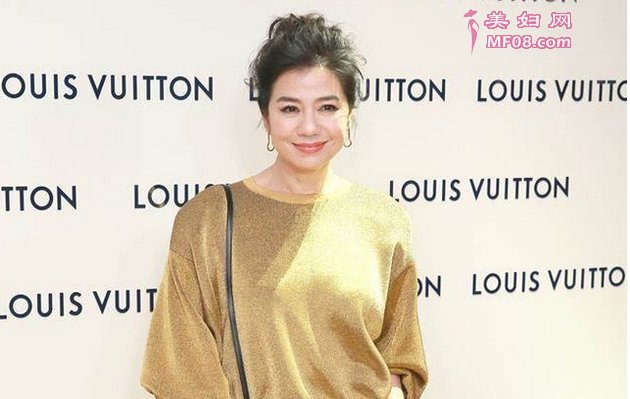 57岁钟楚红现身香港街头 还是那么美（图）