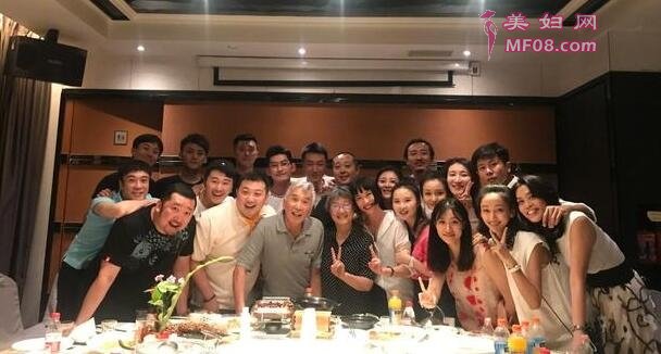 张翰庆祝毕业十周年 与老师同学开心合影