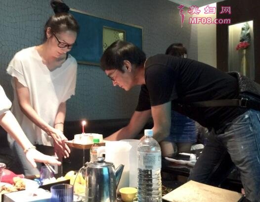 焦恩俊发微博为老婆庆祝生日 夫妻两紧紧搂在一起