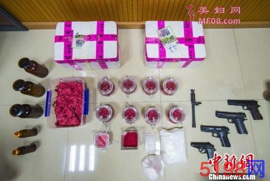 图为，警方查获毒品及作案抢支 冯威 摄