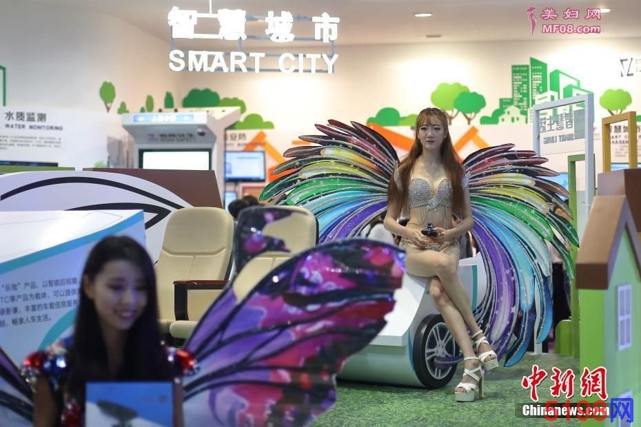 民众走进世界物联网博览会ti验“潮”科技