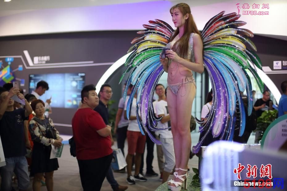 民众走进世界物联网博览会ti验“潮”科技