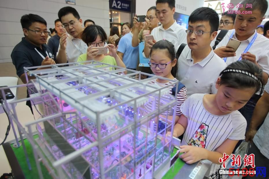 民众走进世界物联网博览会ti验“潮”科技