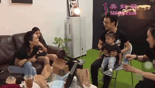 章子怡慈善夜与刘嘉玲亲密互动 活动结束拉好友探班老公