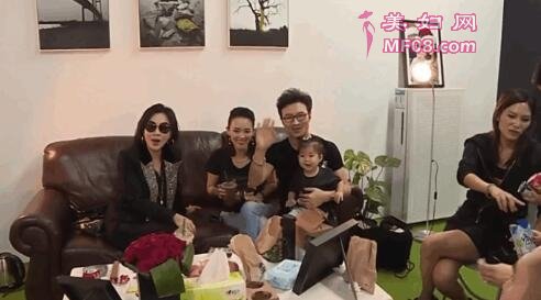 章子怡慈善夜与刘嘉玲亲密互动 活动结束拉好友探班老公