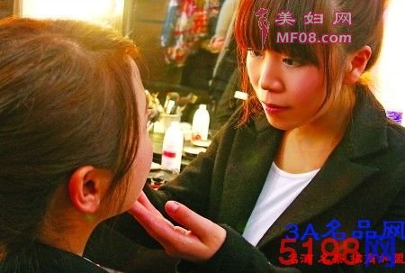 80后美女摄影师M恋人ti写真 路人被吓尖叫