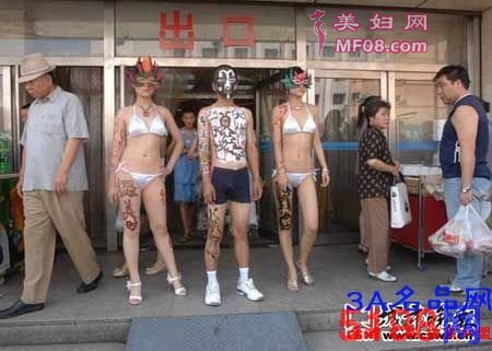 长春美容院搞另类宣传 泳衣美女做人ti广告