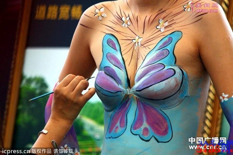 男观众的眼神亮了!车展人ti彩绘美女全罗-社
