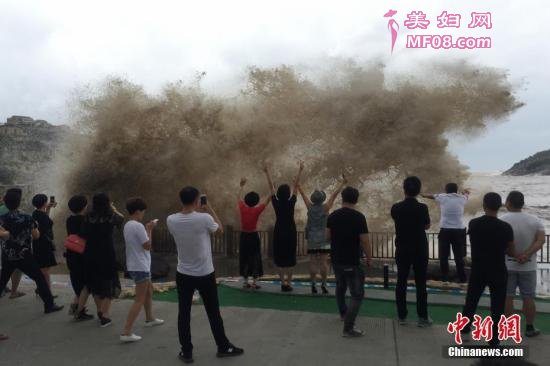 9月14日，游客们在温岭三岙观景平台观浪拍照。当天，第18号超强台风“泰利”靠近，浙江台州温岭市石塘镇金沙滩巨浪滔天，游客们在三岙观景平台观浪和拍照片。中新社记者 张琦 摄