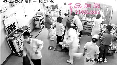 抢救患者时的监控视频画面
