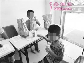 妈妈只带女儿去逛街 儿子心里不平衡带弟出走