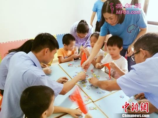 志愿者与孩子们一起拼中国地图 周世玮 摄
