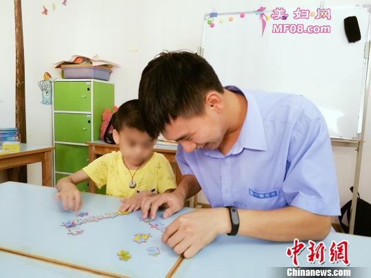 志愿者耐心教孩子们完成拼图 周世玮 摄