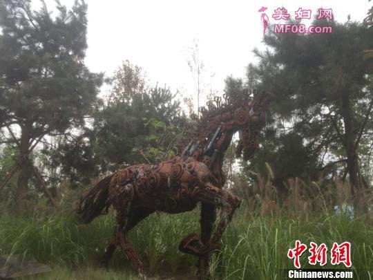 图为广阳谷城市森林公园内，以废旧物品做成雕塑。 曾鼐 摄
