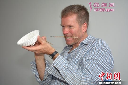 在德化创作的美国艺术家马克·路佛德获得大奖赛银奖。 德宣 摄