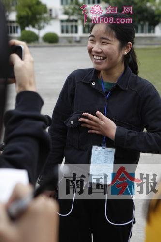 16日上午，一次通过新规科目二考试的韦女士开心不已。 记者 卿要林 摄