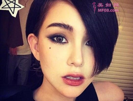 小公举大变身!昆凌晒短发美照 浓浓烟熏妆性感迷人