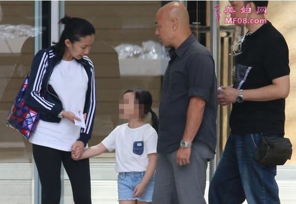 刘德华5岁女儿正面照曝光 名牌店购物小大人风范十足