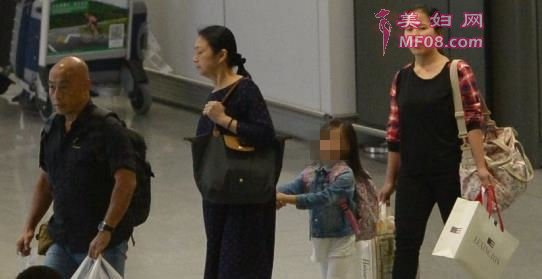 刘德华5岁女儿正面照曝光 名牌店购物小大人风范十足