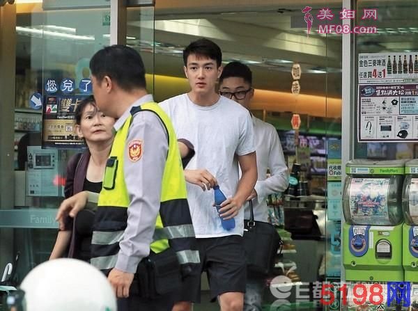萧亚轩鲜肉新欢背景起底