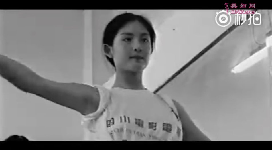 谢娜学生时期旧照曝光 扎着马尾十分的青春活力