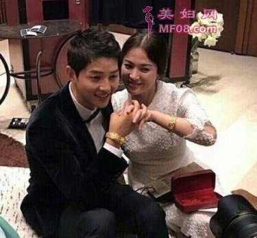 双宋婚礼金镯子实力抢镜 没想到竟然是他送的