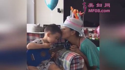 Jasper为妈妈应采儿唱生日歌 小奶音简直萌炸了