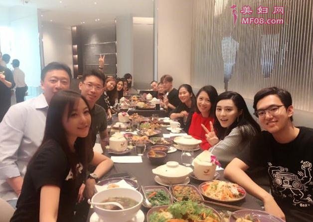 范冰冰收工与工作人员开心聚餐 却遭催生团打卡