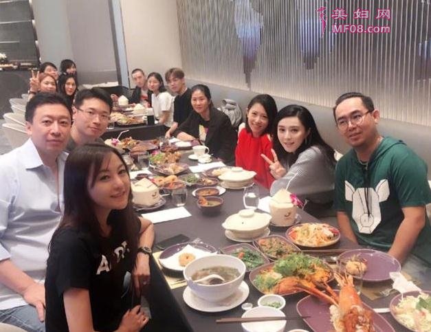 范冰冰收工与工作人员开心聚餐 却遭催生团打卡