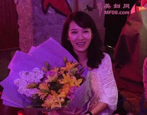 阔太李念罕见秀恩爱 与老公甜蜜出街过二人世界 