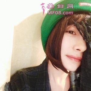 杨幂戴绿色帽子晒短发自拍照 网友:还是熟悉的半脸自拍