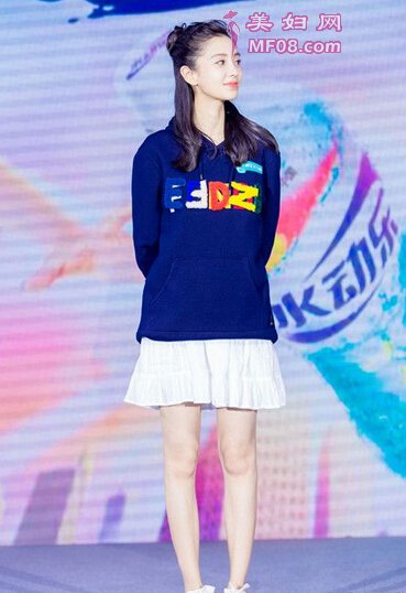 卫衣搭配短裙 分分钟变甜美少女