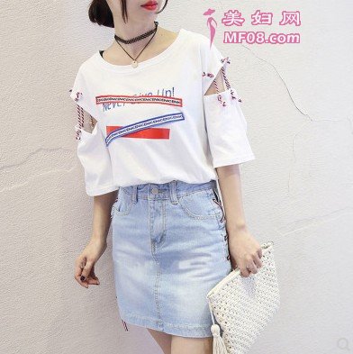 想要性感迷人？那就来件斜肩上衣