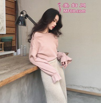 想要性感迷人？那就来件斜肩上衣