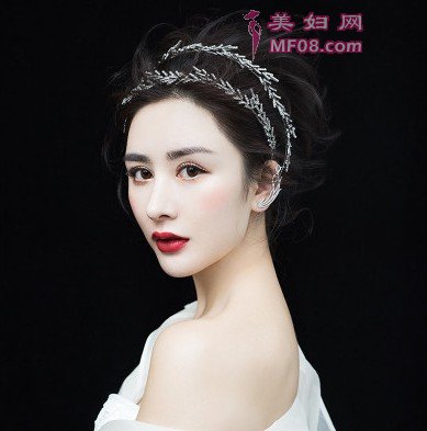 适合戴发带的发型 怎么看都很美