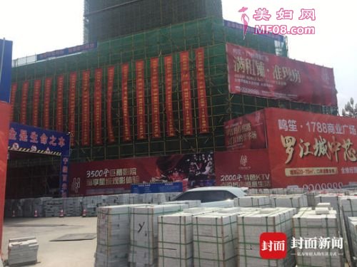 袁某出事的工地为鸣笙·1788项目，宣传口号是罗江的“春熙路”。