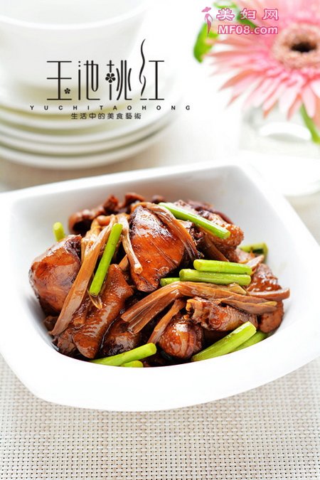 金针焖鸡块的做法