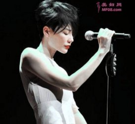 王菲搞怪自拍 少女气息满满