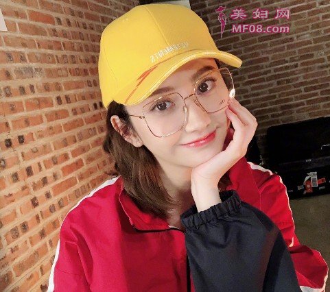 偶遇景甜南京拍戏 肤白貌美大长腿