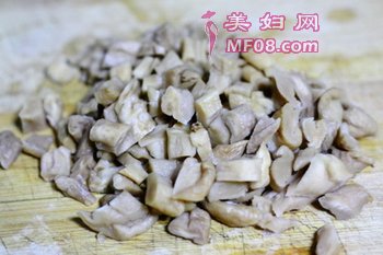 萝卜干炒鱼籽的做法步骤2