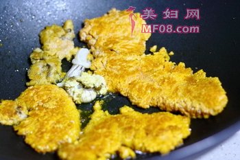 萝卜干炒鱼籽的做法步骤4