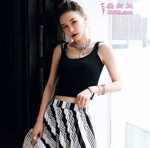美丽女生七月穿搭方法