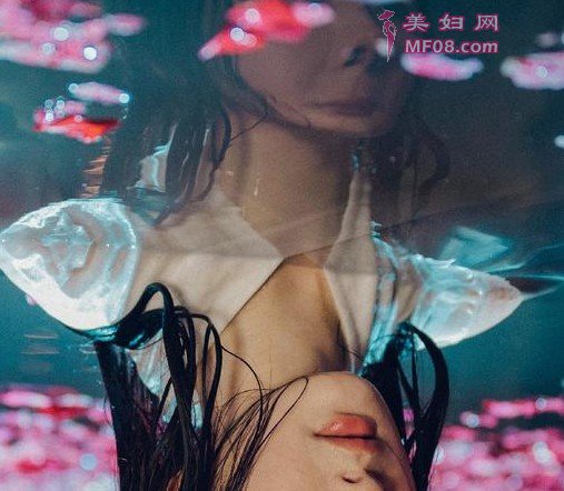 杨幂被修图师吐槽 修脸修到吐！