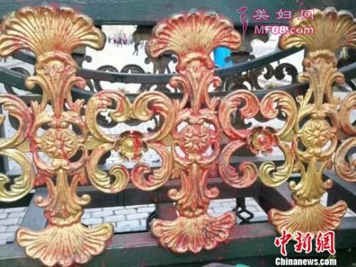 被破坏的装饰物。　刘锡菊 摄