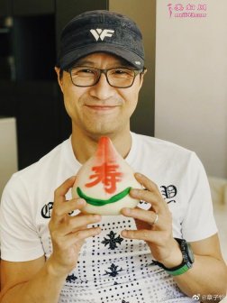 章子怡晒照为汪峰庆生，调侃老公为“猪先生”