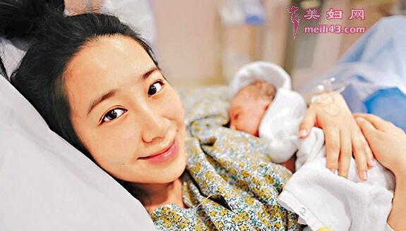 吴雨霏手抱Galilee女儿报喜