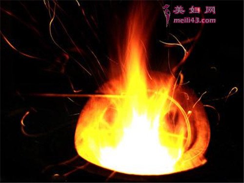 梦见火是什么意思 梦见火烧房屋是什么意思