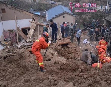 救援人员正在搜救被困村民。  受访者供图