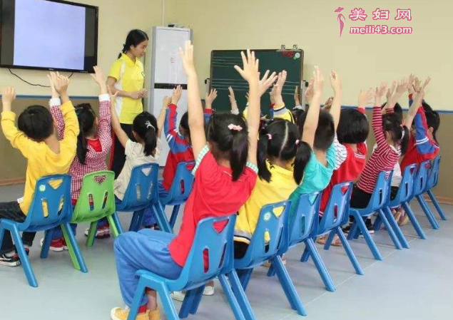 大班健康在走廊和楼梯上教案2