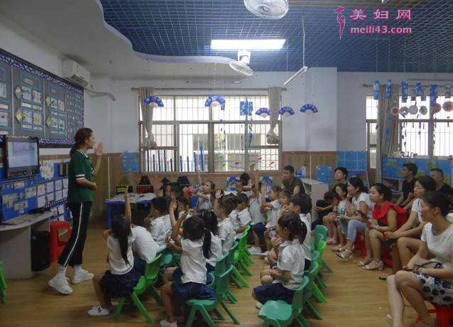 幼儿园环保瓶子宝宝的新衣裳教案2